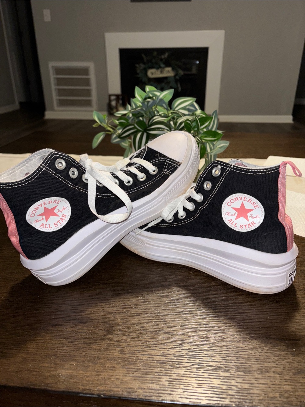 Converse Kids Girls Women’s Black Platform Hightop Sneaker & Pink Accents Size 5